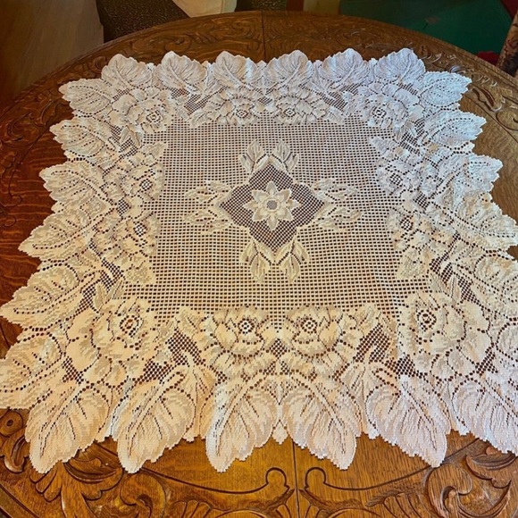 Elegant White Lace Tablecloth - Picture 4 of 4